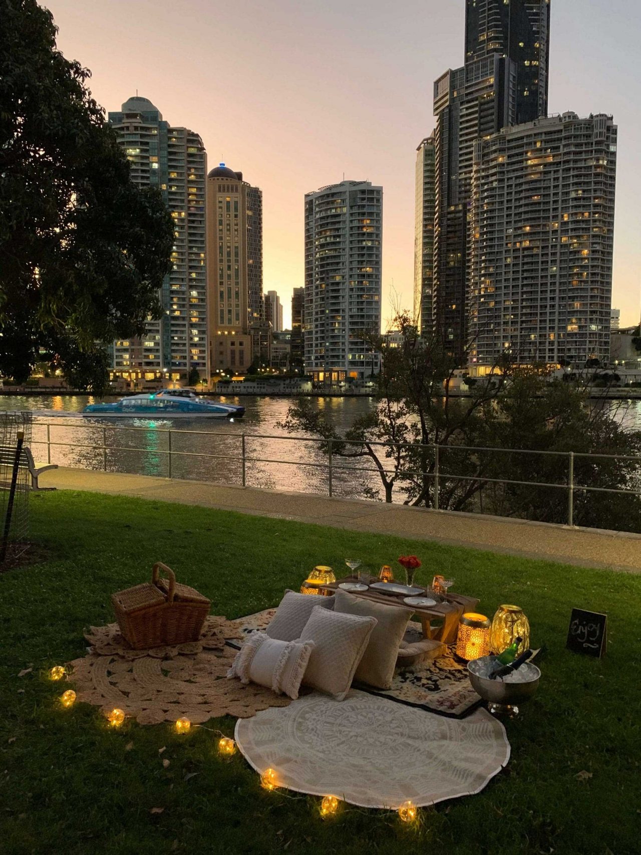 Brisbane Picnic Areas Kangaroo Point Lady Brisbane Brisbane Picnics